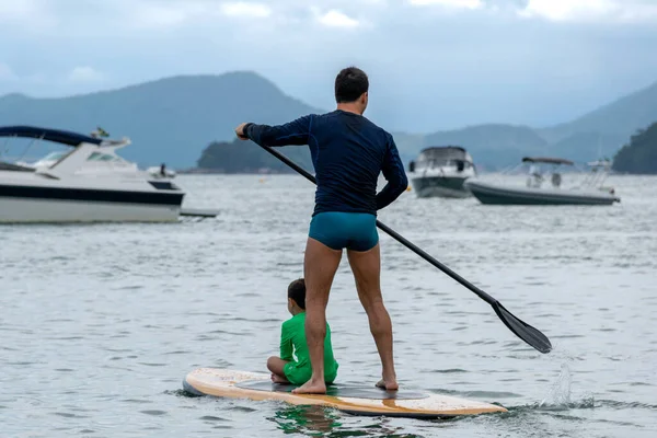 Père Fils Sur Dos Sortant Avec Planche Pagaie — Photo