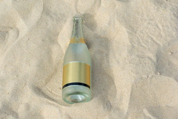 Ігриста Пляшка Білому Піску Пляжу Копіювальним Простором — стокове фото