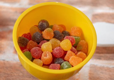 Sarı bir tencerede jelibon..