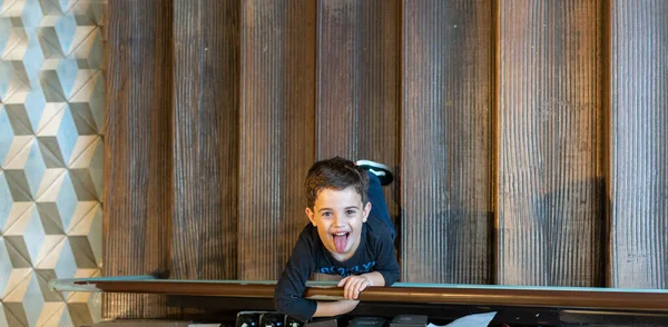 Letý Chlapec Hraje Schodišti Restaurace — Stock fotografie