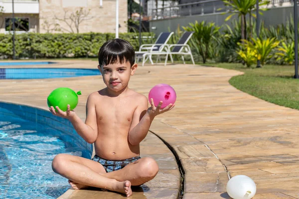 Pojken Poolen Håller Två Ballonger Och Tittar Kameran — Stockfoto