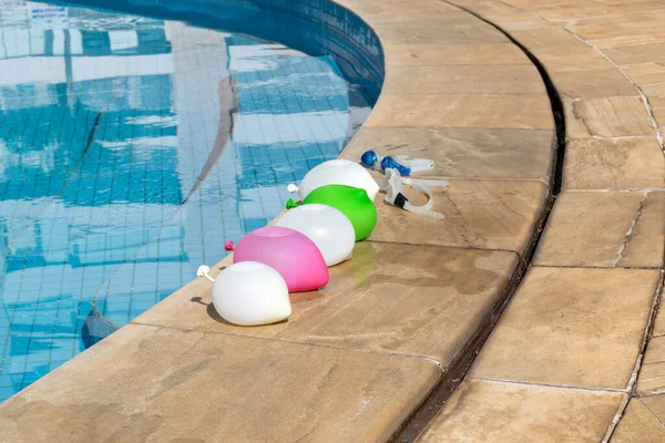 Wasserbomben Mit Schwimmbrille Beckenrand Aufgereiht — Stockfoto