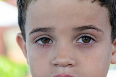 6 yaşındaki bir çocuğun bakışına yaklaş..