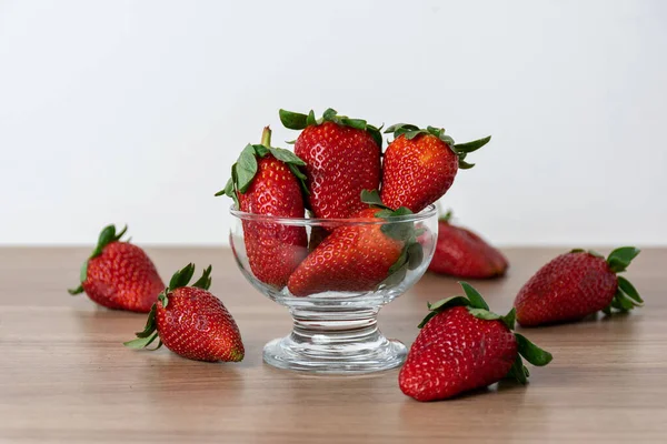 Strawberries Scattered White Wall Background — Stock Photo, Image