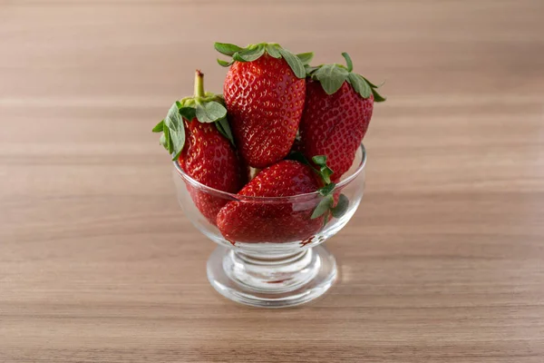 Ahşap arka planda çilek kasesi (yan görünüm)).