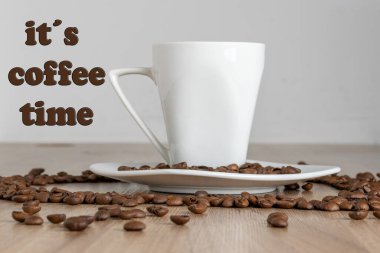 Kahve çekirdeğinin ortasında kahve fincanı (kahve zamanı).