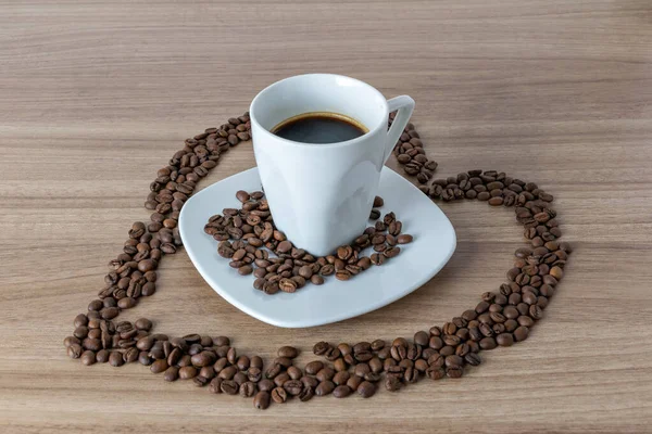 Koffiekopje Het Midden Van Het Hart Gemaakt Met Koffiebonen — Stockfoto