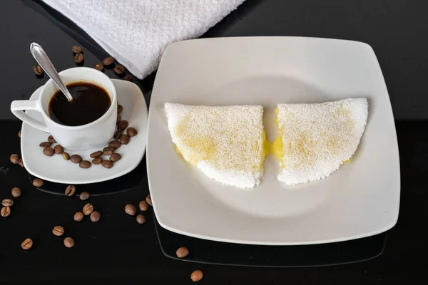 Käse Tapioka Mit Kaffee Auf Schwarzem Hintergrund Typisch Brasilianisches Frühstück — Stockfoto