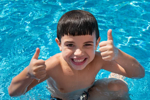 Pojke Gammal Poolen Med Tummen Upp Och Ler — Stockfoto