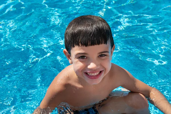 Menino Anos Idade Piscina Tomando Grande Sorriso Molhado — Fotografia de Stock