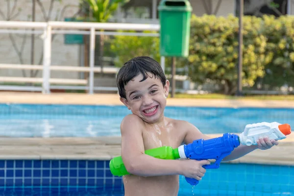 Ano Idade Menino Sorrindo Segurando Esguicho Espingarda — Fotografia de Stock