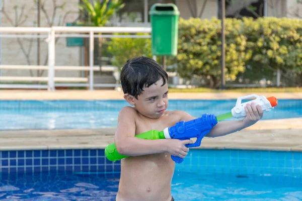 Anos Idade Menino Sorrindo Segurando Uma Espingarda Ejaculação — Fotografia de Stock