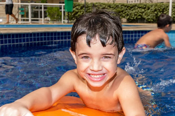 Fechar Menino Anos Jogando Piscina Bodyboard — Fotografia de Stock