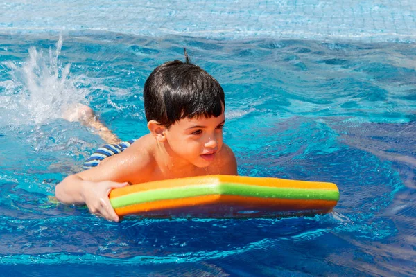 Anos Idade Menino Jogando Piscina Com Bodyboard — Fotografia de Stock