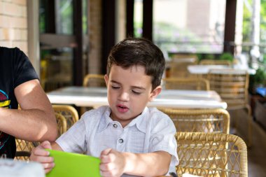 6 yıl boyunca annesinin yanında akıllı telefon kullanmış...