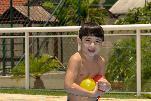 Niño Años Con Mano Sobre Boca Sosteniendo Bomba Agua —  Fotos de Stock