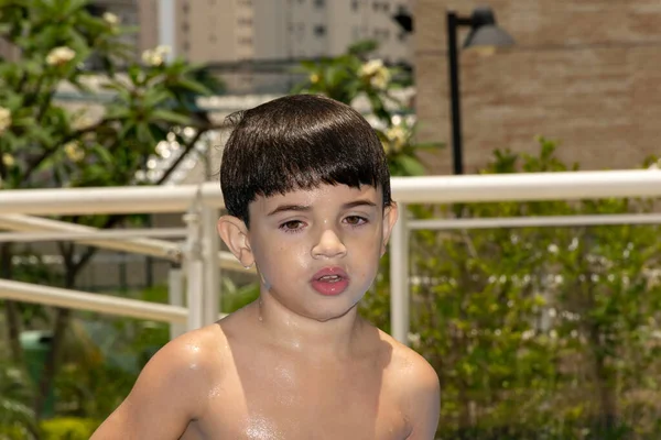 Niño Años Con Mano Sobre Boca Sosteniendo Bomba Agua —  Fotos de Stock