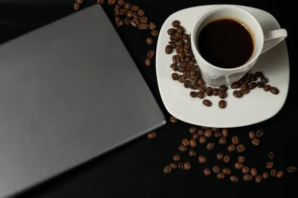 Kopp Kaffe Bredvid Tablett Och Kaffebönor — Stockfoto