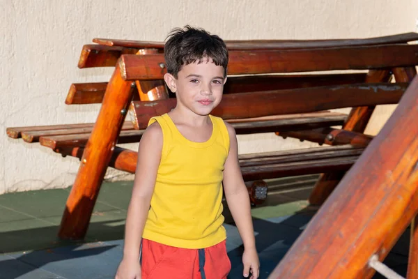 Jähriger Junge Auf Dem Spielplatz Und Blickt Die Kamera — Stockfoto