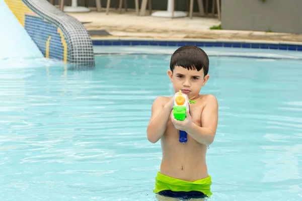 Шестилетний Мальчик Целится Камеру Водяного Пистолета — стоковое фото