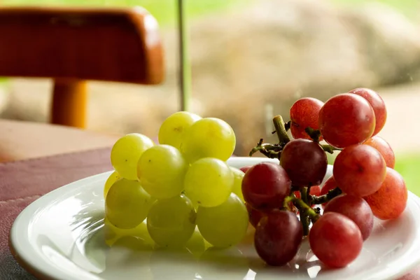 Зеленый Красный Виноград Освещенный Естественным Боковым Светом — стоковое фото