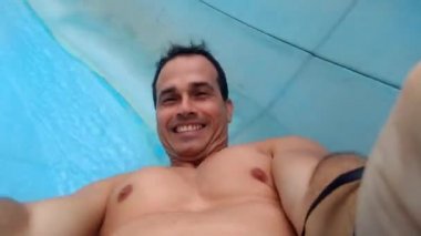 44 yaşında bir adam kızak yarışına katılıyor..