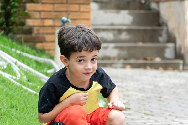 Jähriger Junge Kauert Und Schaut Die Kamera — Stockfoto