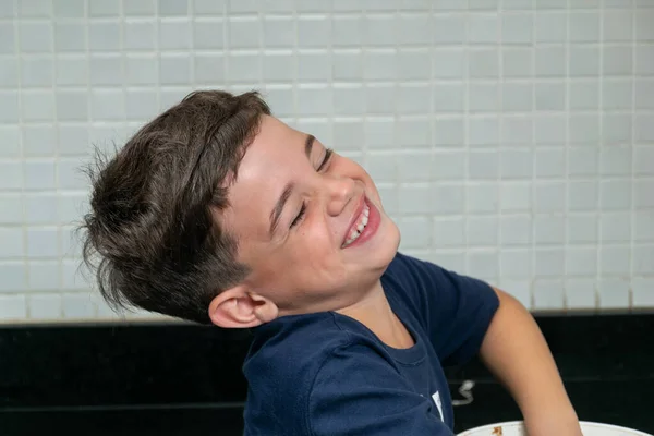 Usmívající Šestiletý Chlapec Míchající Těsto Sušenkami Vlastníma Rukama — Stock fotografie