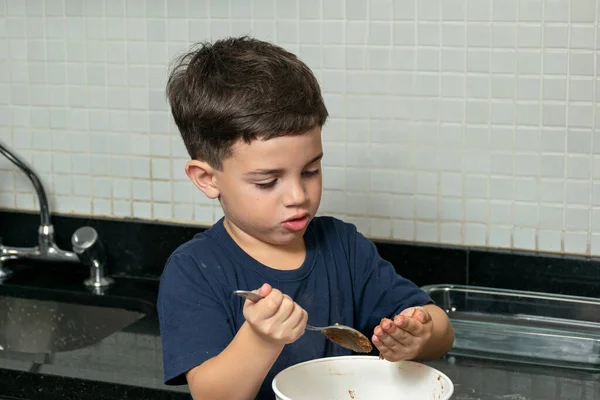 Мальчик Смешивает Тесто Печенья Проверяет Текстуру — стоковое фото