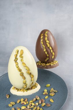 Fıstıklı, sütlü ve koyu çikolatalı çeşitli Paskalya yumurtaları..