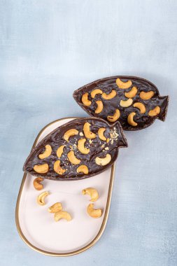 Koyu Belçika çikolatalı Paskalya yumurtası, cupuacu reçeli ve kaju fıstığı ile dolu _ 2