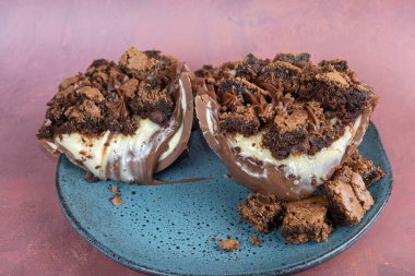 Brezilya mantarlı kaşık Paskalya yumurtası ve üstüne browni..