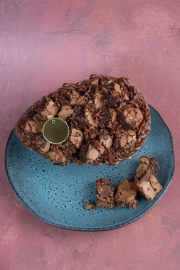 Brezilya mantarlı kaşık Paskalya yumurtası ve çikolatalı kek..