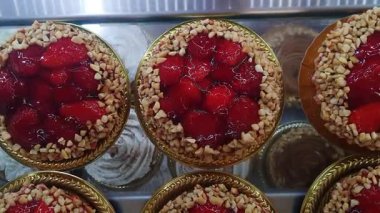 Kremalı ve doğranmış çilek ve kaju fıstıklı küçük çilekli turtalar..