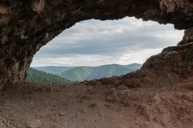 Kayadaki bir delikten gökyüzüne bakarak