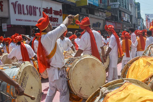 Pune, Hindistan - 4 Eylül 2017: Ganpati visarjan festivali vesilesiyle Dhol tasha pathak Pune sokaklarında dhol çalıyor.