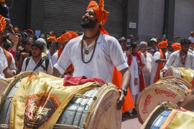 Pune, Hindistan - 4 Eylül 2017: Shivmudra Dhol Tasha Pathak Ganpati Visarjan festivali vesilesiyle Pune sokaklarında dhol oynuyor. Sesleri hisseden bir üyenin yakın çekimi.