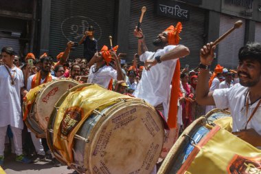 Pune, Hindistan - 4 Eylül 2017: Shivmudra Dhol Tasha Pathak Ganpati Visarjan festivali vesilesiyle Pune sokaklarında mutlu bir şekilde atlayıp dhol oynuyor. Dhol Tasha Pathak elini kaldırıyor.