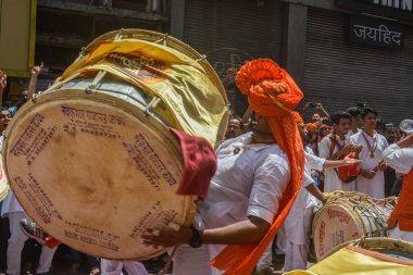 Pune, Hindistan - 4 Eylül 2017: Shivmudra Dhol Tasha Pathak üyesi dhol 'u kaldırıyor ve Ganpati visarjan festivali / Anant chaturdashi festivali münasebetiyle pene' de çalıyor.
