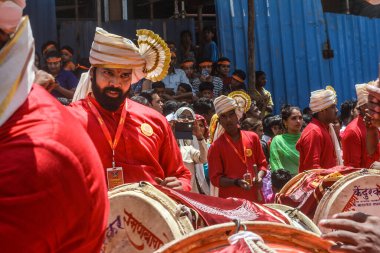 Pune, Hindistan - 4 Eylül 2017: Ramanbaug Yuva Manvh, Dhol Tasha Pathak Ganpati Visarjan Festivali vesilesiyle Pune sokaklarında dhol oynuyor. Ramanbaug Dhol Tasha Pathak.