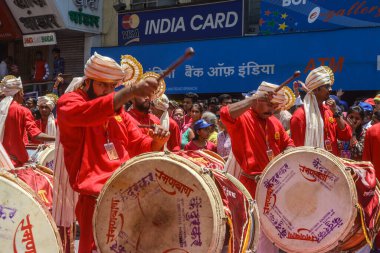 Pune, Hindistan - 4 Eylül 2017: Ramanbaug Dhol Tasha Pathak geçit töreninde Ganpati Visarjan festivali vesilesiyle Pune sokaklarında dhol oynadı. Hindu şenliği..