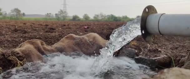 Νερό Ακολουθεί Από Ένα Σωλήνα Υδάτινο Σύστημα Ινδικές Εκμεταλλεύσεις Σύστημα — Αρχείο Βίντεο