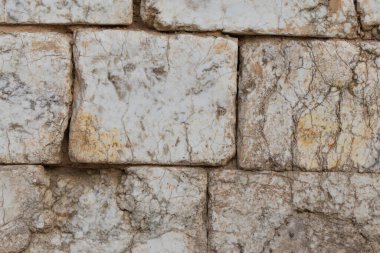 Eski bir duvarın parçası..