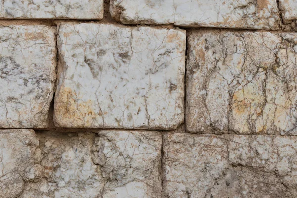 Eski bir duvarın parçası..