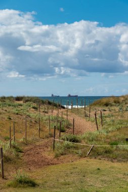 Sahile giden yol. Tekneler bize yurt dışındaki dünyayı hatırlatıyor. Muskiz, İspanya.