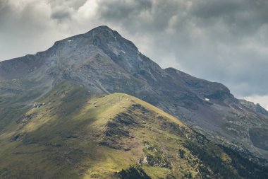 İspanya dağları güzel bir yaz gününde. Bir doğa aşığı için güzel bir anı. Aragon, İspanya.