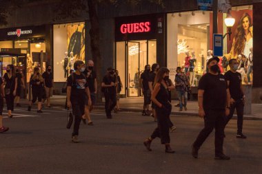 İspanya 'nın Bilbao kentinde gösteri yapan M.U.T.E (Birleşik Özel Profesyoneller Hareketi) üyeleri. Covid-19 'un ekonomik sonuçlarına karşı, bar sahiplerinin, yapımcıların, müzisyenlerin, vs. korunmasız kalmasına izin verdikleri için hükümete karşı iddialar