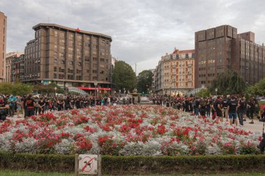 İspanya 'nın Bilbao kentinde gösteri yapan M.U.T.E (Birleşik Özel Profesyoneller Hareketi) üyeleri. Covid-19 'un ekonomik sonuçlarına karşı, bar sahiplerinin, yapımcıların, müzisyenlerin, vs. korunmasız kalmasına izin verdikleri için hükümete karşı iddialar