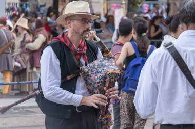 İspanya 'nın Zaragoza şehrinin yıllık kutlamaları sırasında geçit töreninde müzik çalan bir gaydacı..