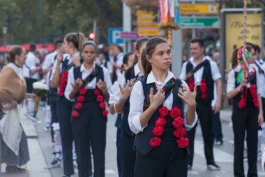 İspanya 'nın Zaragoza şehrinin yıllık kutlamaları sırasında bir geçit töreninde dans eden kızlar..